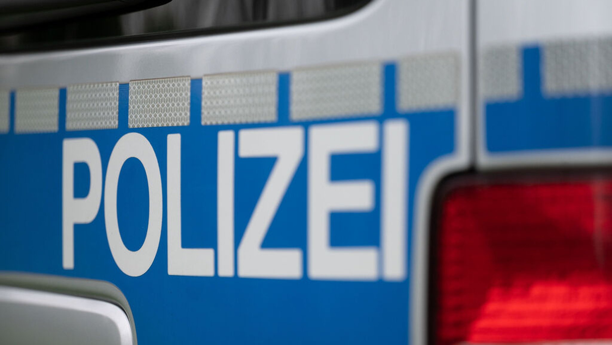 Das Wort Polizei ist auf einem Fahrzeug der Polizei zu sehen. 