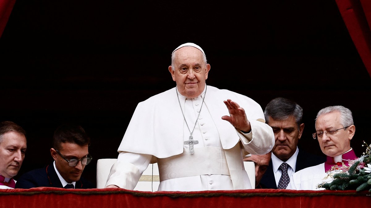 Papst Franziskus spendet den traditionellen Segen "Urbi et Orbi"