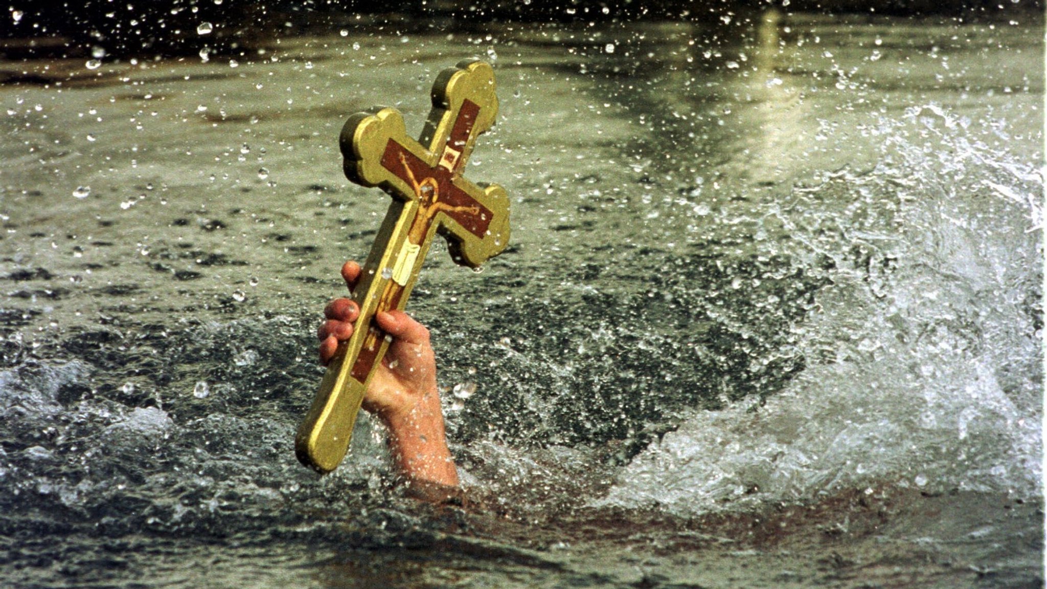   Am 6. Januar wird in manchen orthodoxen Gemeinden ein Kreuz ins Wasser geworfen. Dieses wird dann von Gläubigen herausgeholt. (Symbolbild)