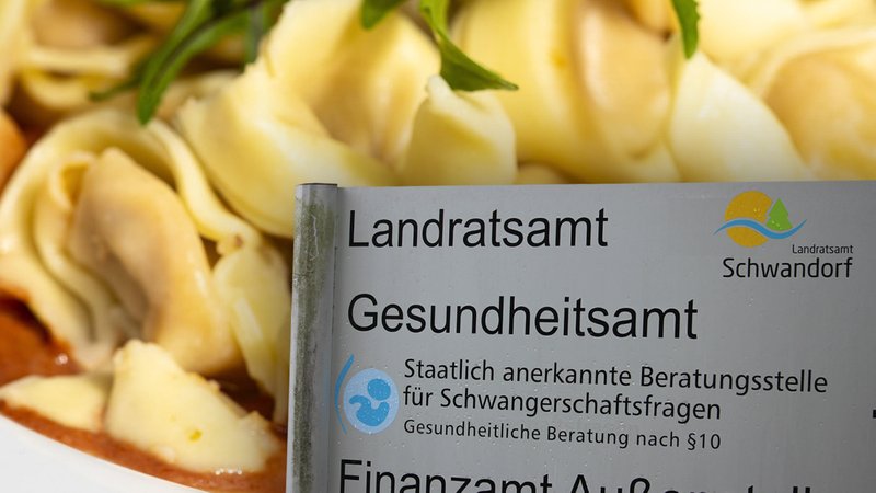 Den zuständigen Behörden liegen weitere Untersuchungsergebnisse im Schwandorfer Tortellini-Fall vor. | Bild: picture alliance/Bernd Juergens / BR / Montage: BR24 Den zuständigen Behörden liegen weitere Untersuchungsergebnisse im Schwandorfer Tortellini-Fall vor.