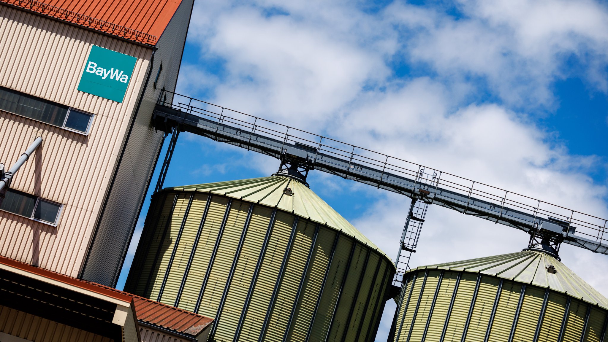 Baywa-Logo an einem Gebäude mit zwei angrenzenden Silos