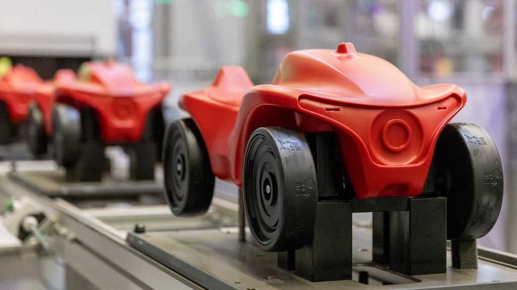 Eines der beliebtesten Spielzeuge von Big (Simba Dickie Group) ist das Bobby-Car. Hier befinden sich die Bobby-Car-Modelle Neo auf einer Fertigungsstraße in der Produktion des Spielwarenherstellers Big.