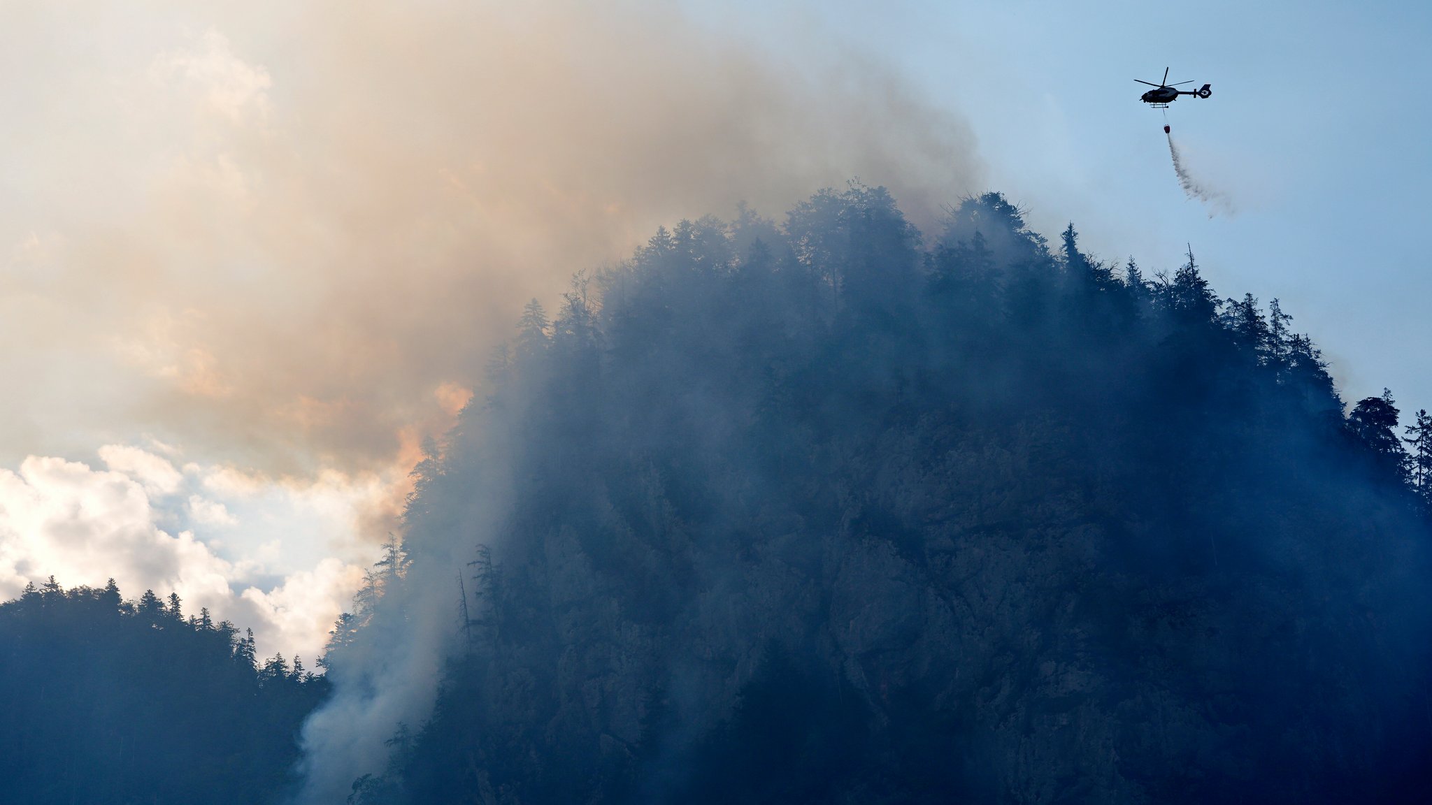 Bergwald Oberwössen in den Chiemgauer Alpen steht in Flammen