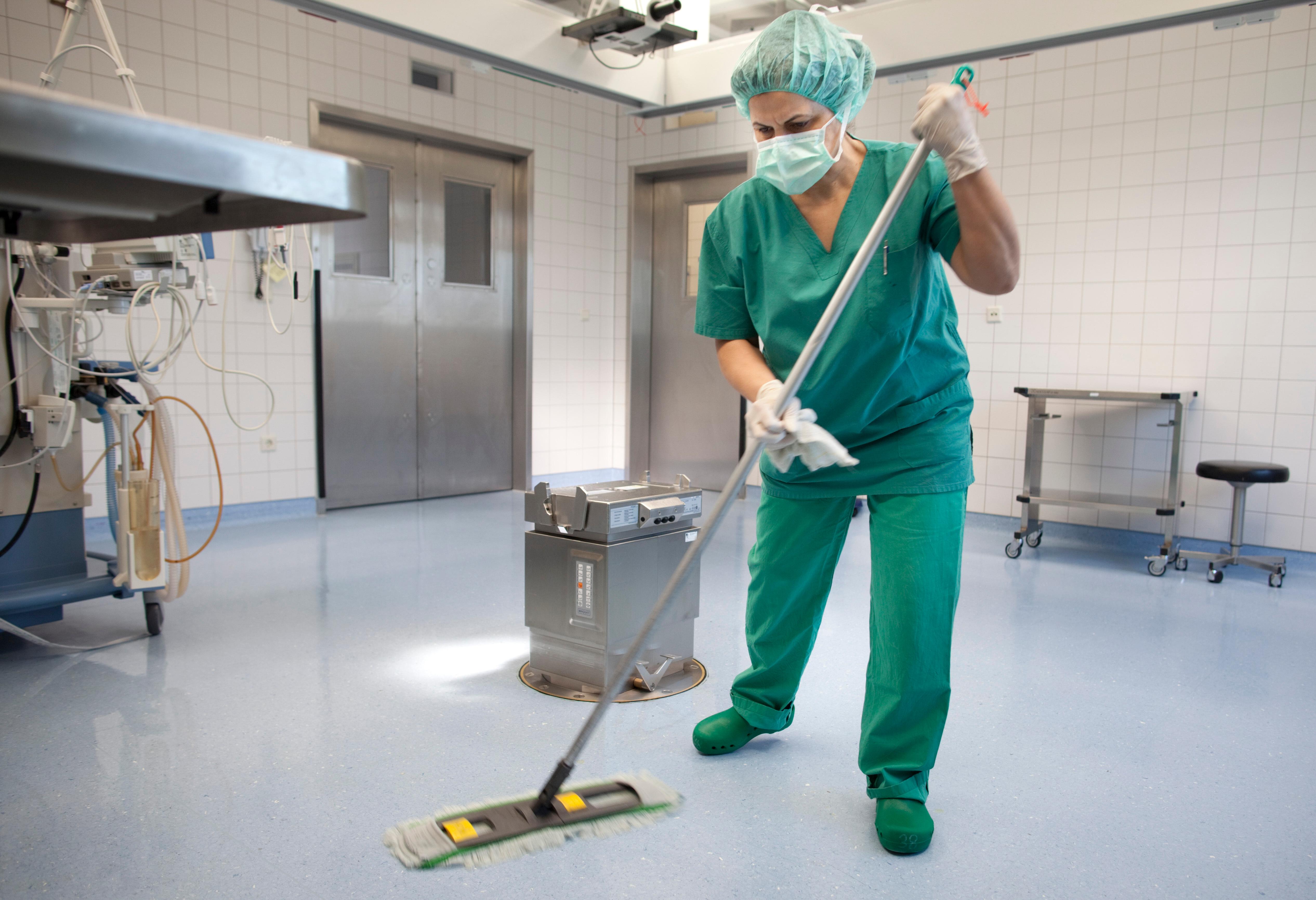 Reinigung eines Operationssaals durch eine Reinigungskraft in einem Krankenhaus