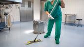 Reinigung eines Operationssaals durch eine Reinigungskraft in einem Krankenhaus | Bild:picture alliance / photothek / Ute Grabowsky