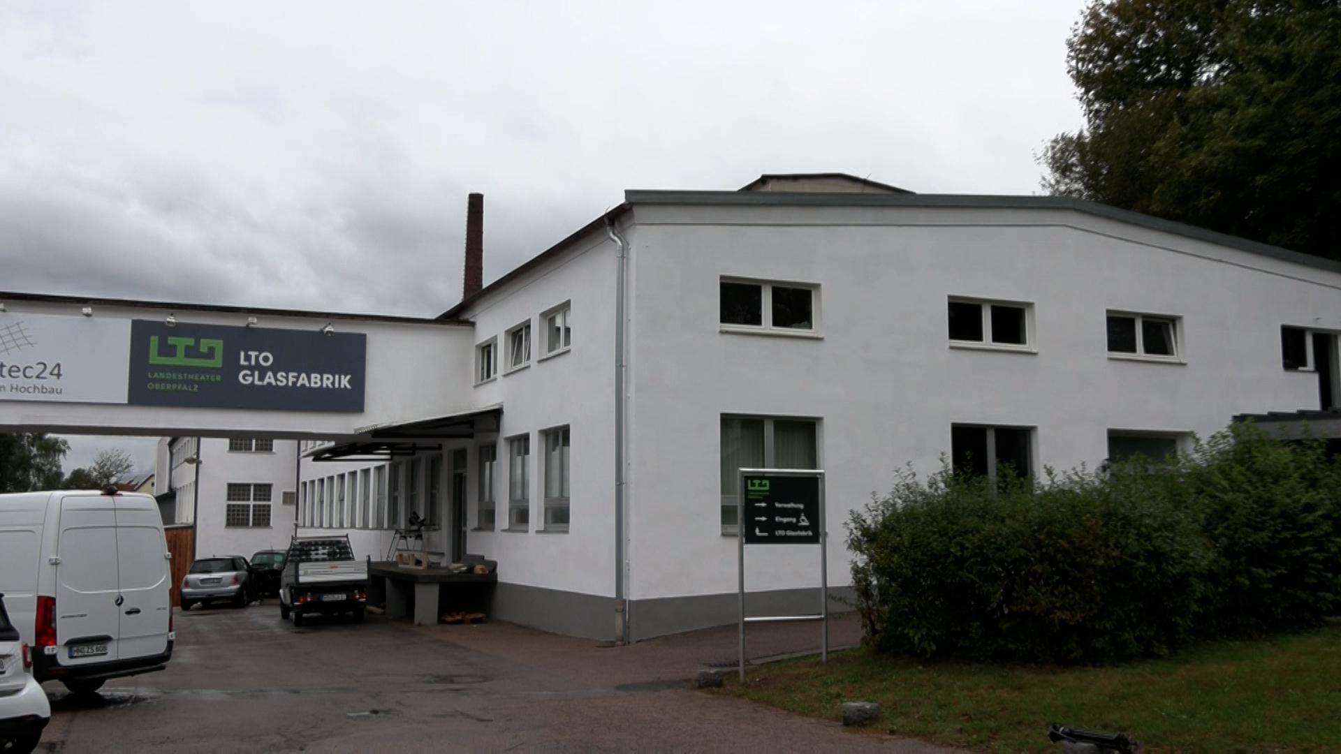 Die Spielstätte des Landestheaters Oberpfalz in Vohenstrauß von außen. 