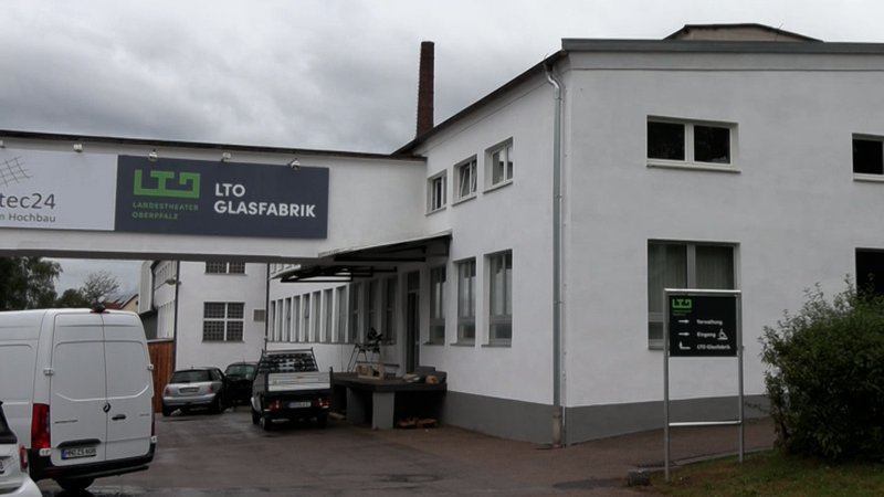 Die Spielstätte des Landestheaters Oberpfalz in Vohenstrauß von außen. | Bild: BR/Margit Ringer Die Spielstätte des Landestheaters Oberpfalz in Vohenstrauß von außen.