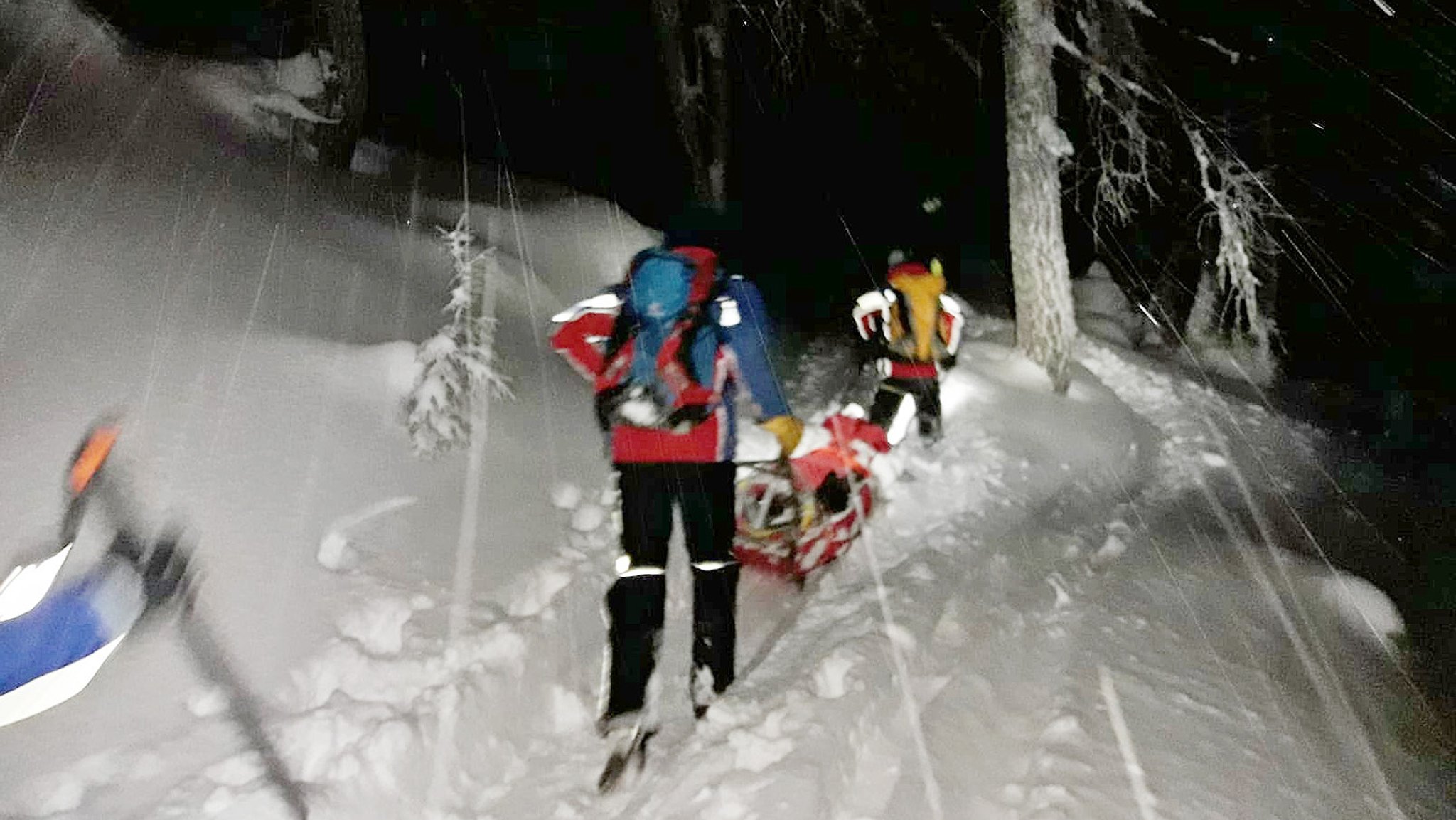 Einsatzkräfte der Bergwacht Ramsau  kämpfen sich nachts am Watzmann durch den Schnee zu ihrem Einsatzort, um Menschen zu retten. 