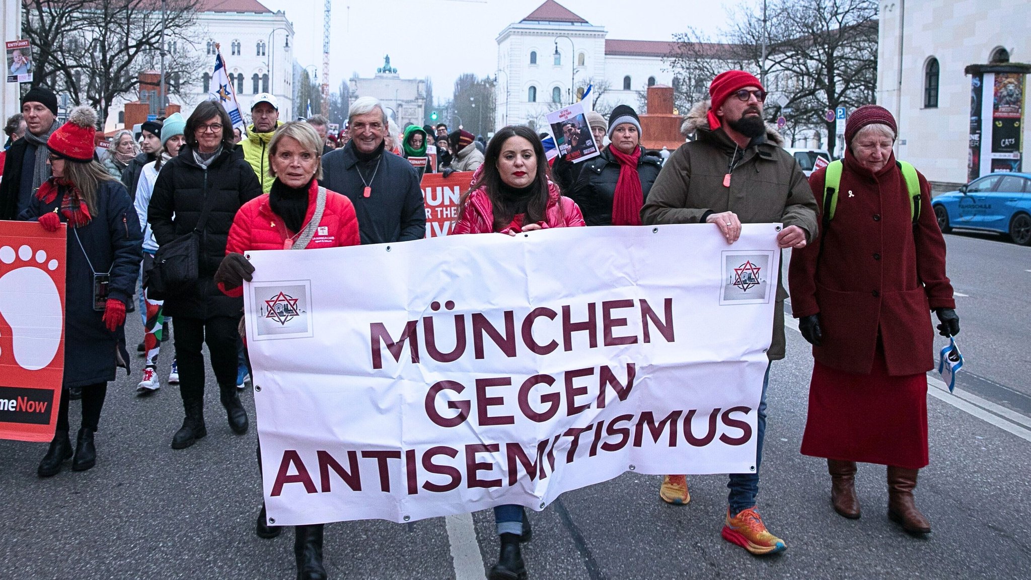 Guy Katz läuft hinter einem Transparent. Darauf steht: München gegen Antisemitismus | Bild: picture alliance / SZ Photo | Florian Peljak Guy Katz läuft hinter einem Transparent. Darauf steht: München gegen Antisemitismus