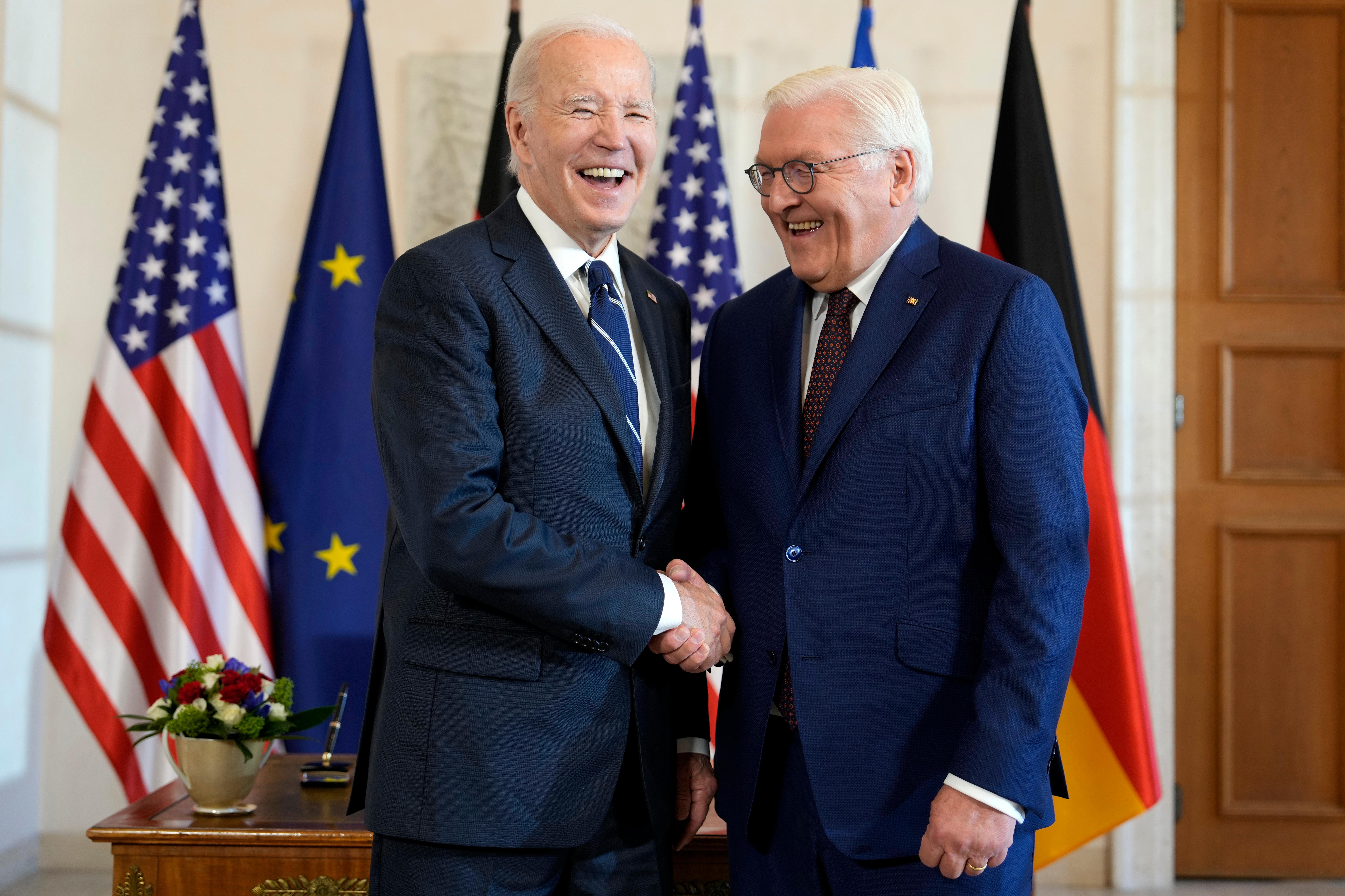 US-Präsident Joe Biden (l) wird vom deutschen Bundespräsidenten Frank-Walter Steinmeier während der Begrüßungszeremonie im Schloss Bellevue in Berlin, Deutschland, begrüßt. 