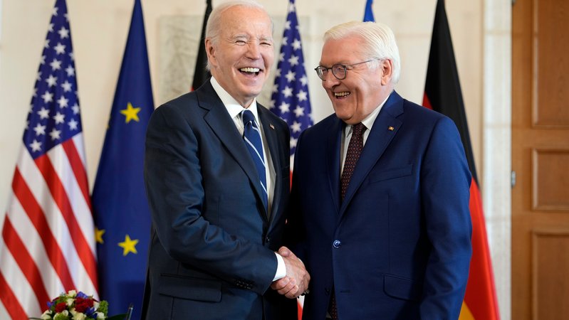 US-Präsident Joe Biden (l) wird vom deutschen Bundespräsidenten Frank-Walter Steinmeier während der Begrüßungszeremonie im Schloss Bellevue in Berlin, Deutschland, begrüßt. | Bild: Bayerischer Rundfunk 2024 US-Präsident Joe Biden (l) wird vom deutschen Bundespräsidenten Frank-Walter Steinmeier während der Begrüßungszeremonie im Schloss Bellevue in Berlin, Deutschland, begrüßt.