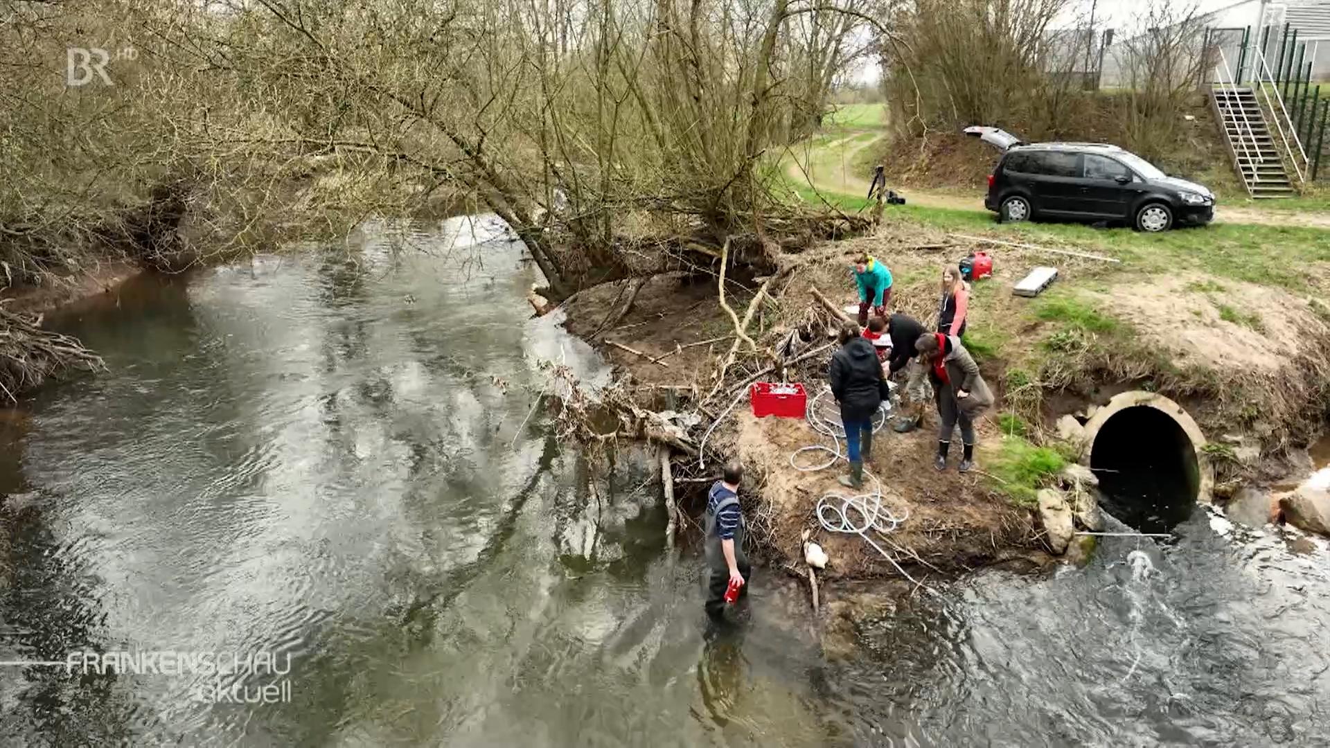 Eine Gruppe von Forschenden untersuchen ein Stück des Roten Main auf Mikroplastik.