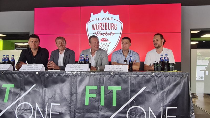 Pressekonferenz zur Bekanntgabe des neuen Sponsoren: Die Würzburg Baskets sind nun die Fit One Würzburg Baskets. | Bild: BR/Alexander von Ammon Pressekonferenz zur Bekanntgabe des neuen Sponsoren: Die Würzburg Baskets sind nun die Fit One Würzburg Baskets.