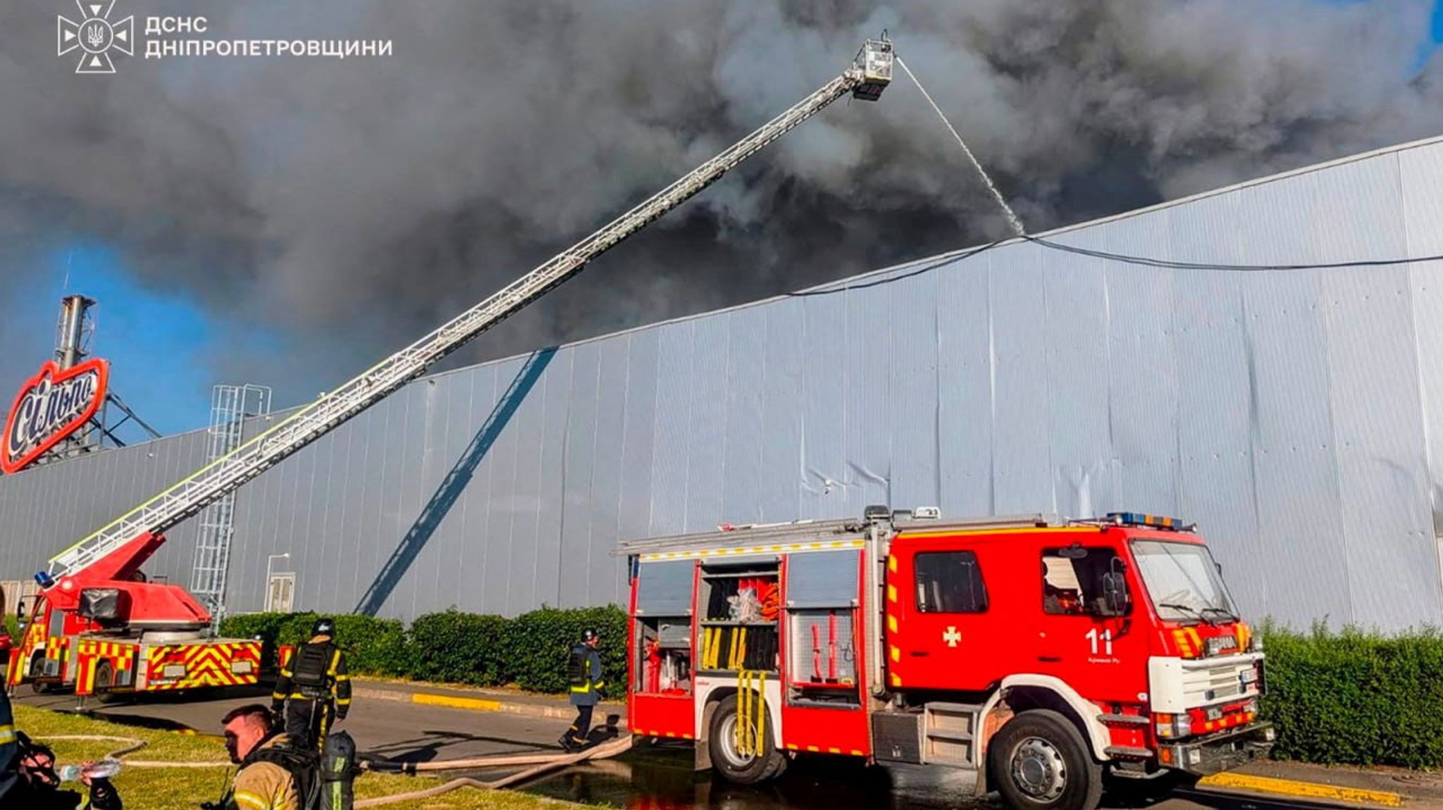 Die Feuerwehr löscht in Dnipro nach russischen Drohnenangriffen einen Brand in einem Einkaufszentrum.
