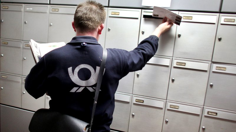 Ein Briefträger der Deutschen Post trägt Briefe aus (Archivbild) | Bild: dpa-Bildfunk/Oliver Berg Ein Briefträger der Deutschen Post trägt Briefe aus (Archivbild)