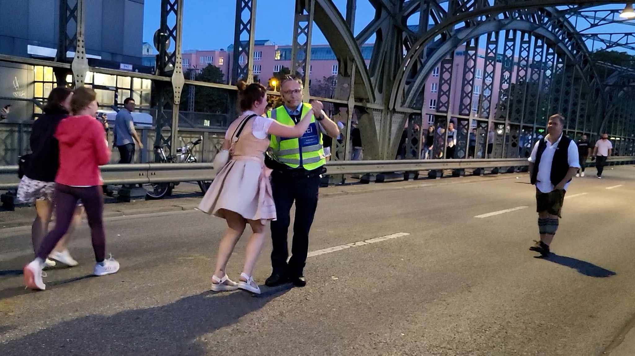 Die Bundespolizei steht für die Dauer des Oktoberfests auf der Hackerbrücke. Manchmal tanzt sie auch. 