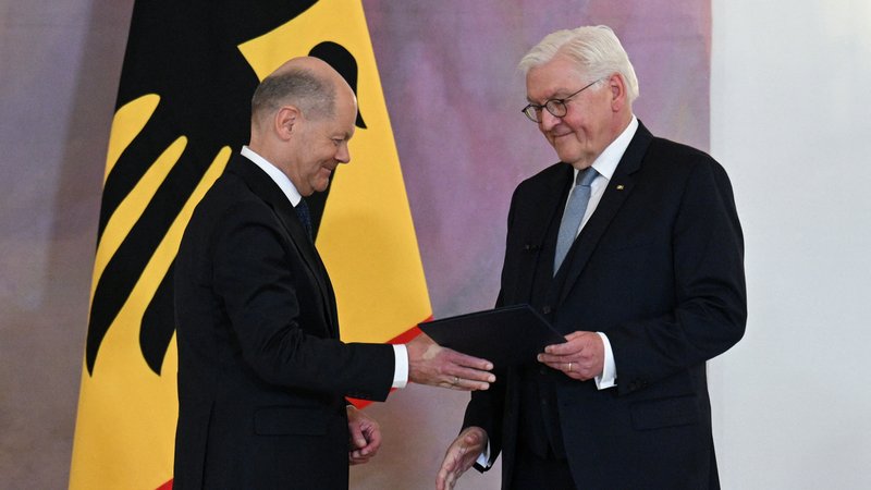 Der geschäftsführende Bundeskanzler Olaf Scholz (SPD, l) erhält von Bundespräsident Frank-Walter Steinmeier im Schloss Bellevue die Entlassungsurkunde. | Bild: REUTERS/Annegret Hilse Der geschäftsführende Bundeskanzler Olaf Scholz (SPD, l) erhält von Bundespräsident Frank-Walter Steinmeier im Schloss Bellevue die Entlassungsurkunde.