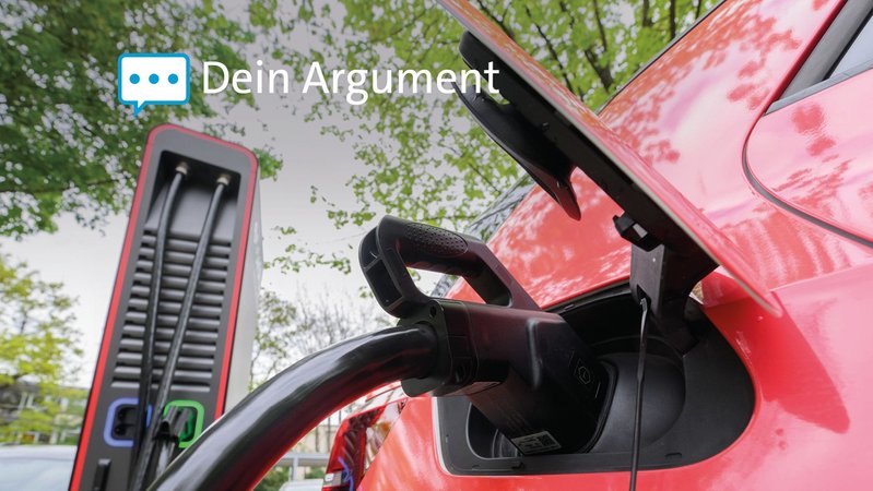 Elektroauto lädt an einer Ladesäule | Bild: Julian Stratenschulte/dpa Elektroauto lädt an einer Ladesäule