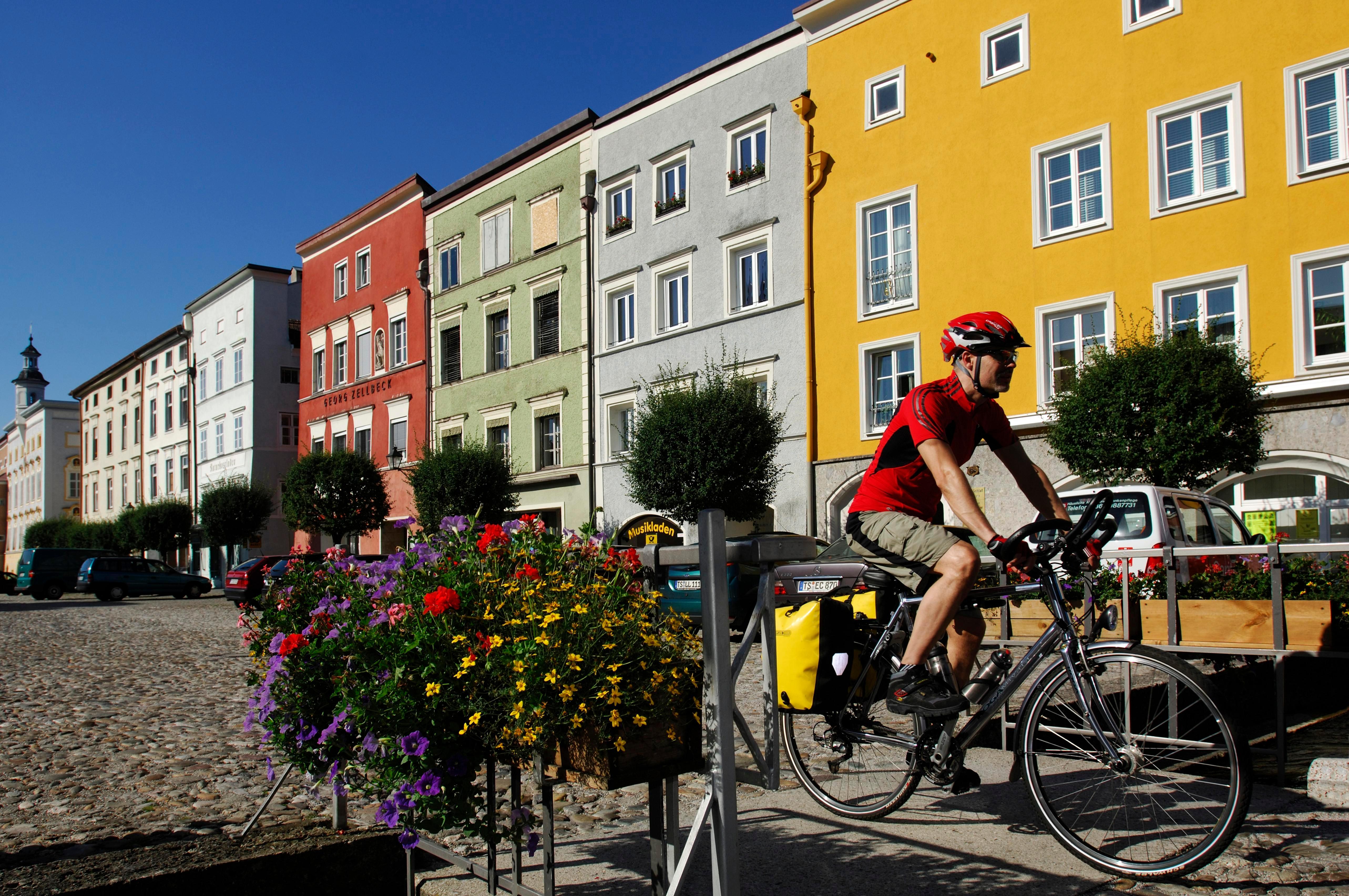 Radfahrer am Marktplatz in Tittmoning