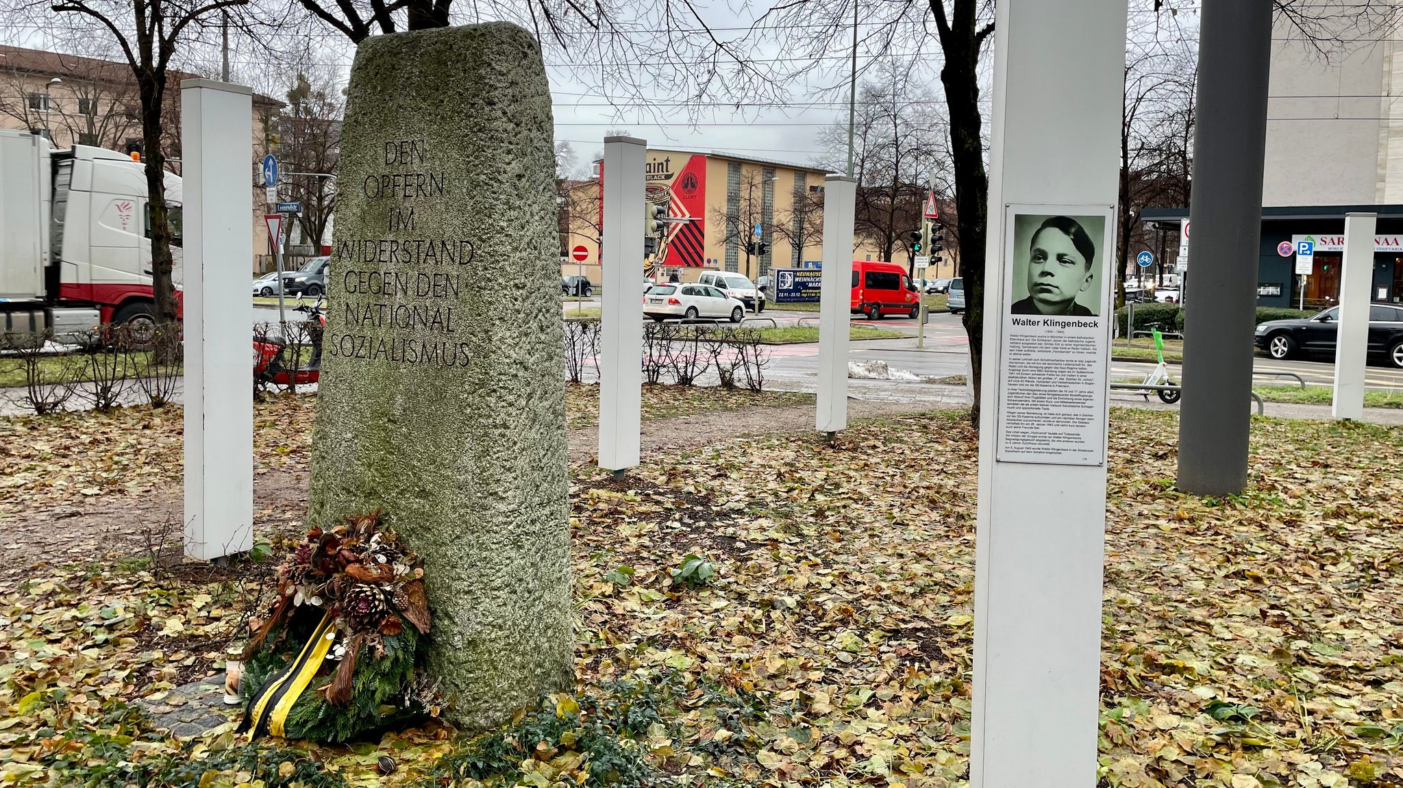 Stele mit der Biografie des Widerstandskämpfers Walter Klingenbeck am Platz der Freiheit in München Neuhausen an der Landshuter Allee