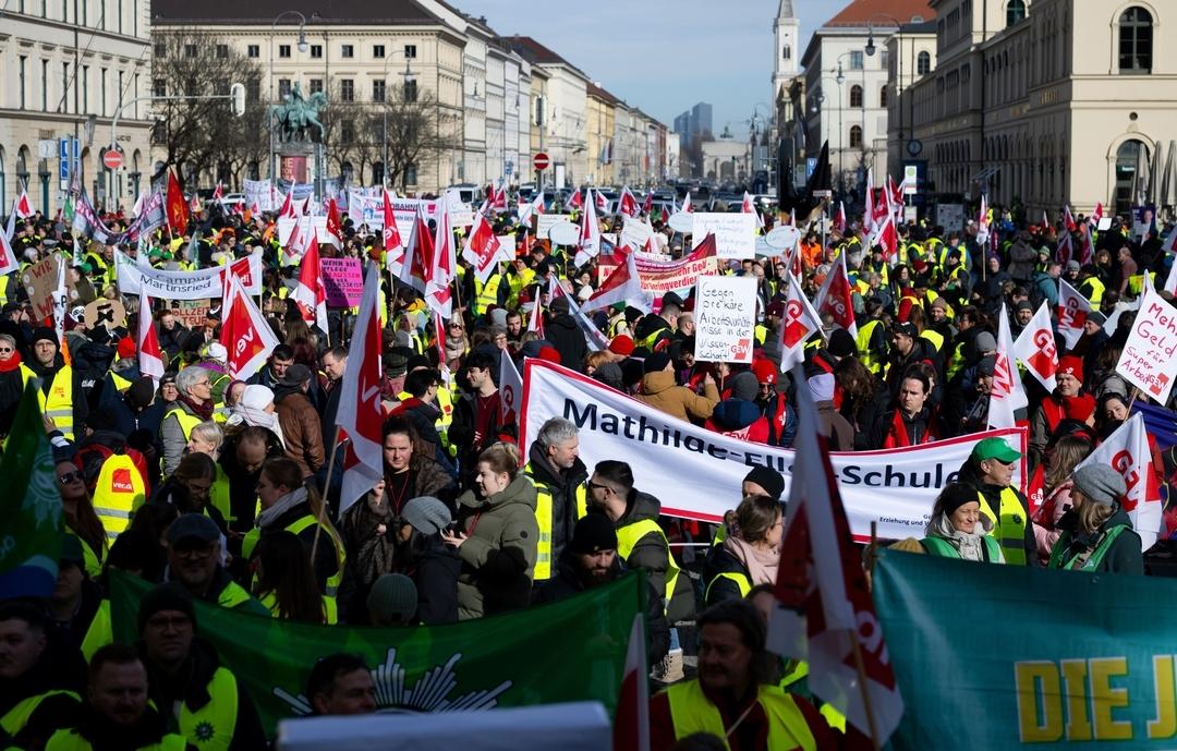 10.02.2026, Bayern, München: Teilnehmerinnen und Teilnehmer demonstrieren während eines Warnstreiks im öffentlichen Dienst in der Innenstadt. Einen Tag vor der Fortsetzung der Gespräche in dritter Runde an diesem Mittwoch in Potsdam wollen die Gewerkschaften den Druck auf die Arbeitgeber erhöhen. 