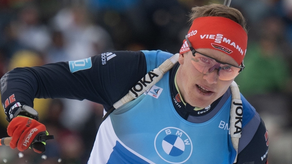 Benedikt Doll feiert Sprint-Podest