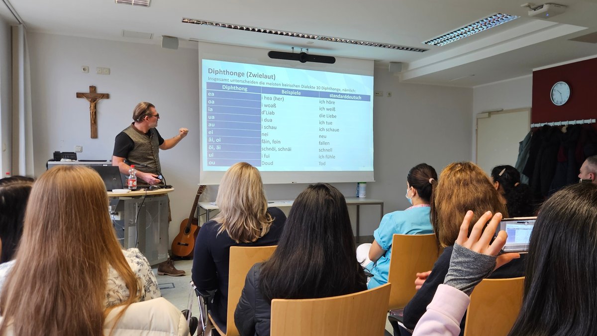 Bairisch-Kurs: Ausländische Pflegekräfte staunen über Dialekt