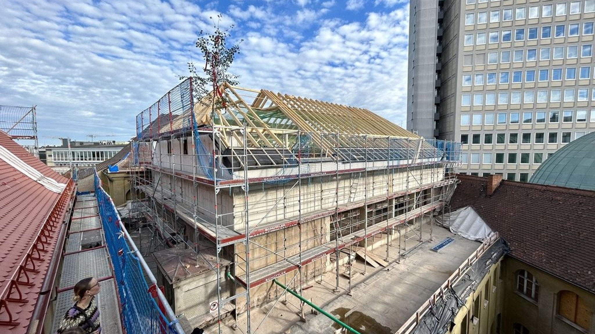 Schwimmhalle zwei mit dem neuen Dachstuhl