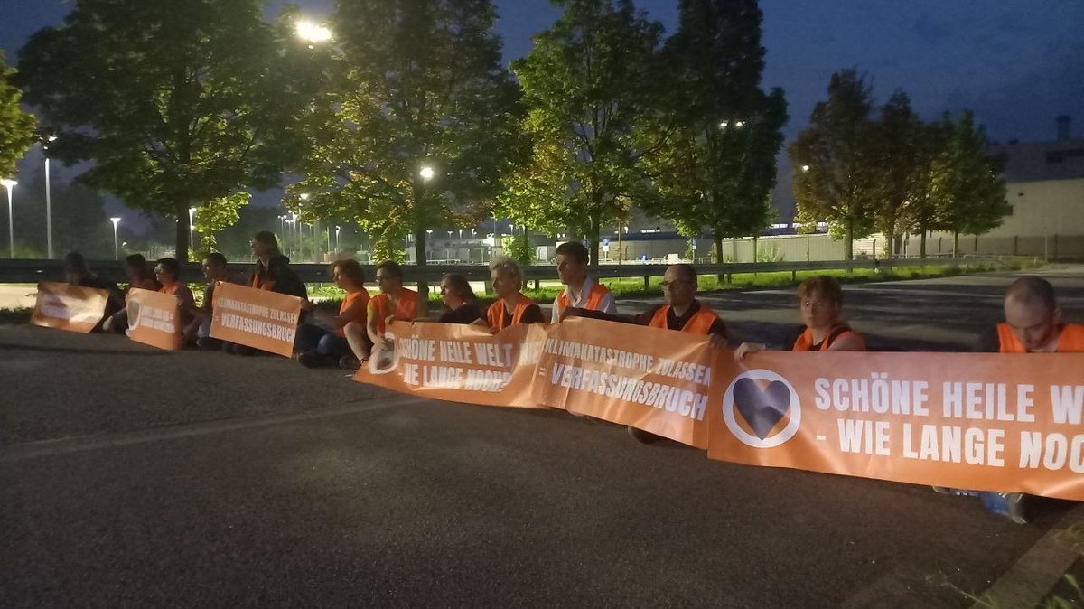 Klimaschutz-Aktivisten blockieren eine Zufahrt zum BMW-Werk Regensburg