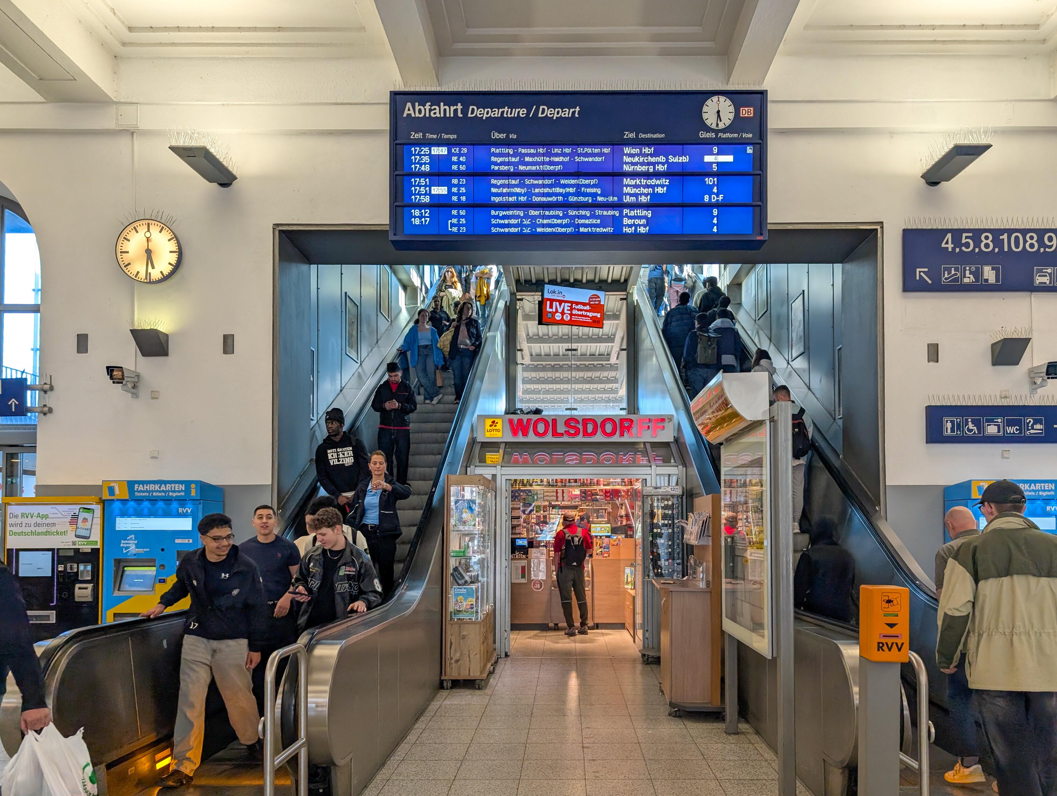 Symbolbild: Menschen am Regensburger Hauptbahnhof