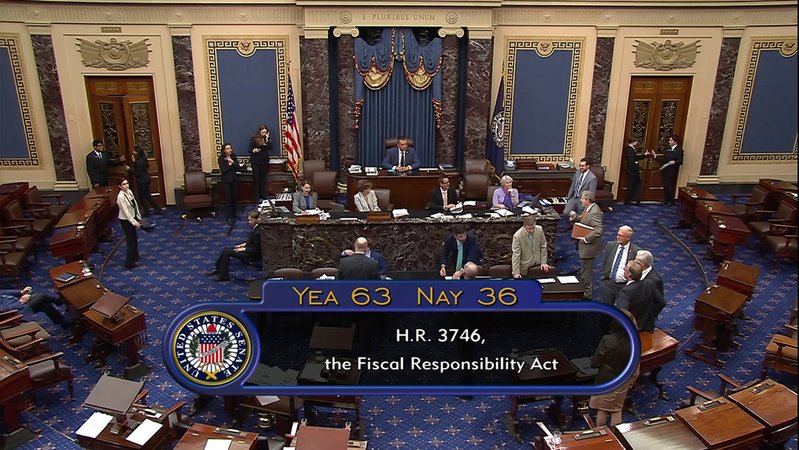 02.06.2023, USA, Washington: Das Bild des Senatsfernsehens zeigt das Ergebnis endgültigen Abstimmung von 63-36 Stimmen für die Verabschiedung des Gesetzes zur Anhebung der Schuldenobergrenze im Senat im Kapitol in Washington.