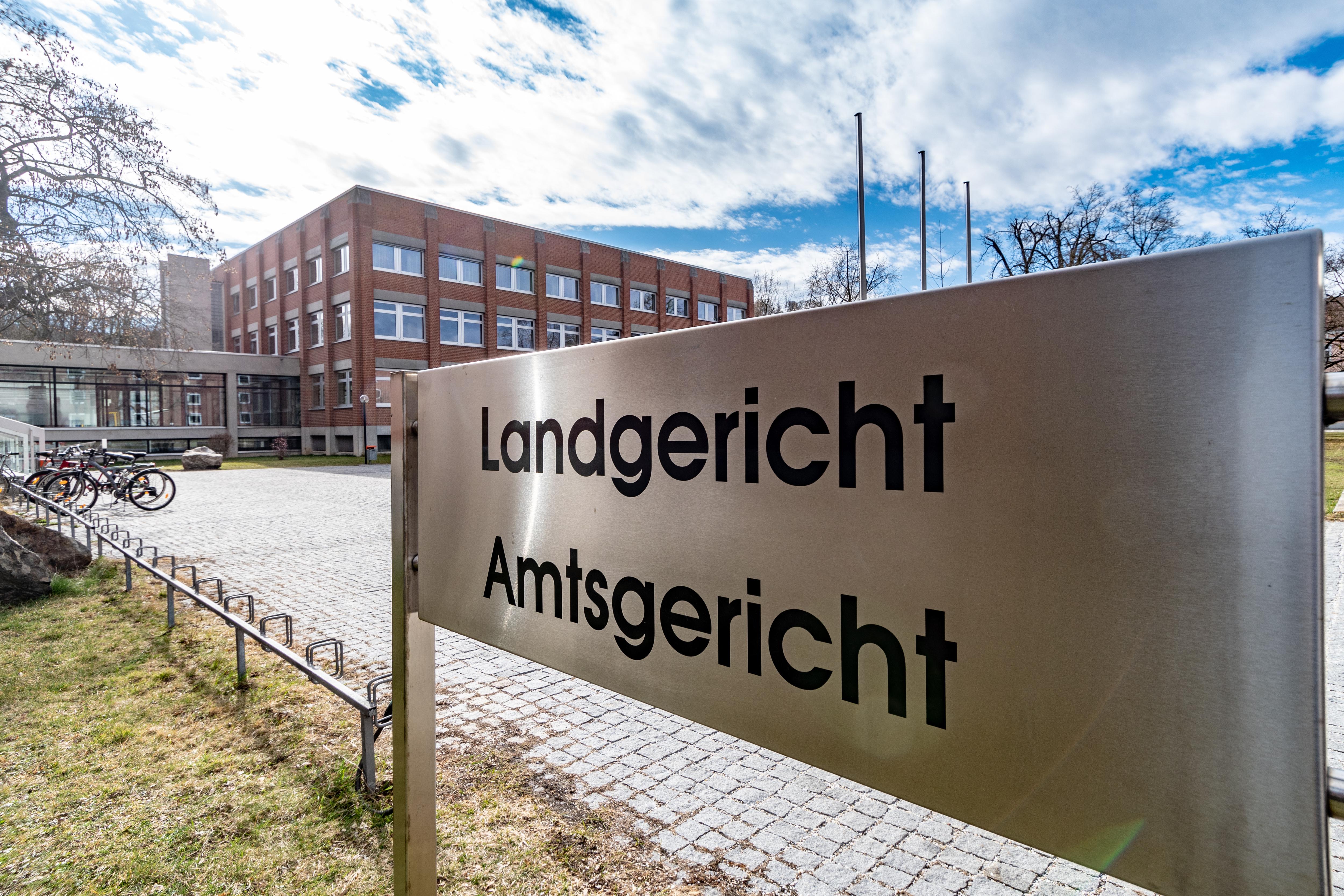 Vor dem Landgericht Landshut 