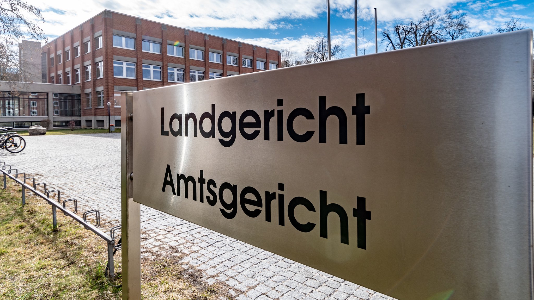 Vor dem Landgericht Landshut 