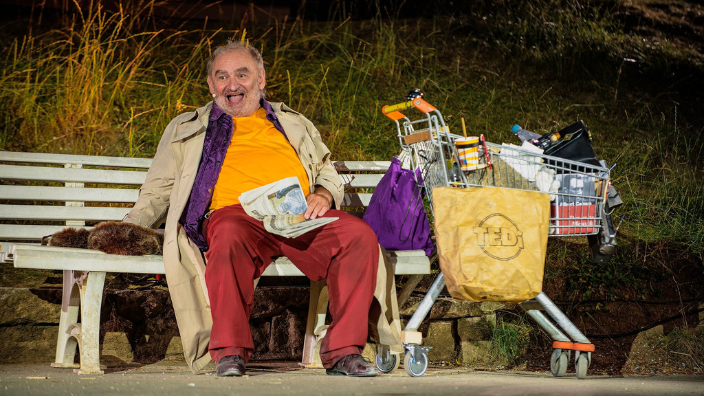 Sigi Zimmerschied als Obdachloser im Theaterstück "Der größte Glückskeks" am Weißenburger Bergwaldtheater 2022