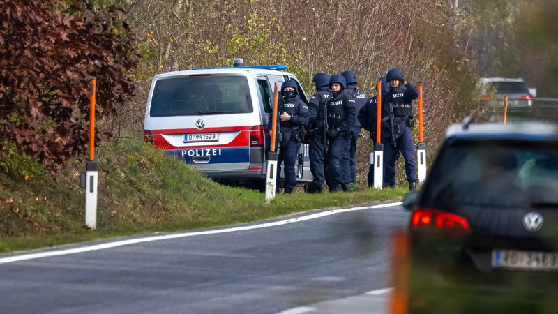 Nach einem Hinweis aus der Bevölkerung haben Ermittler der österreichischen Polizei das Fluchtauto des mutmaßlichen Doppelmörders gefunden | Bild: picture alliance / FOTOKERSCHI / APA / picturedesk.com | FOTOKERSCHI Nach einem Hinweis aus der Bevölkerung haben Ermittler der österreichischen Polizei das Fluchtauto des mutmaßlichen Doppelmörders gefunden