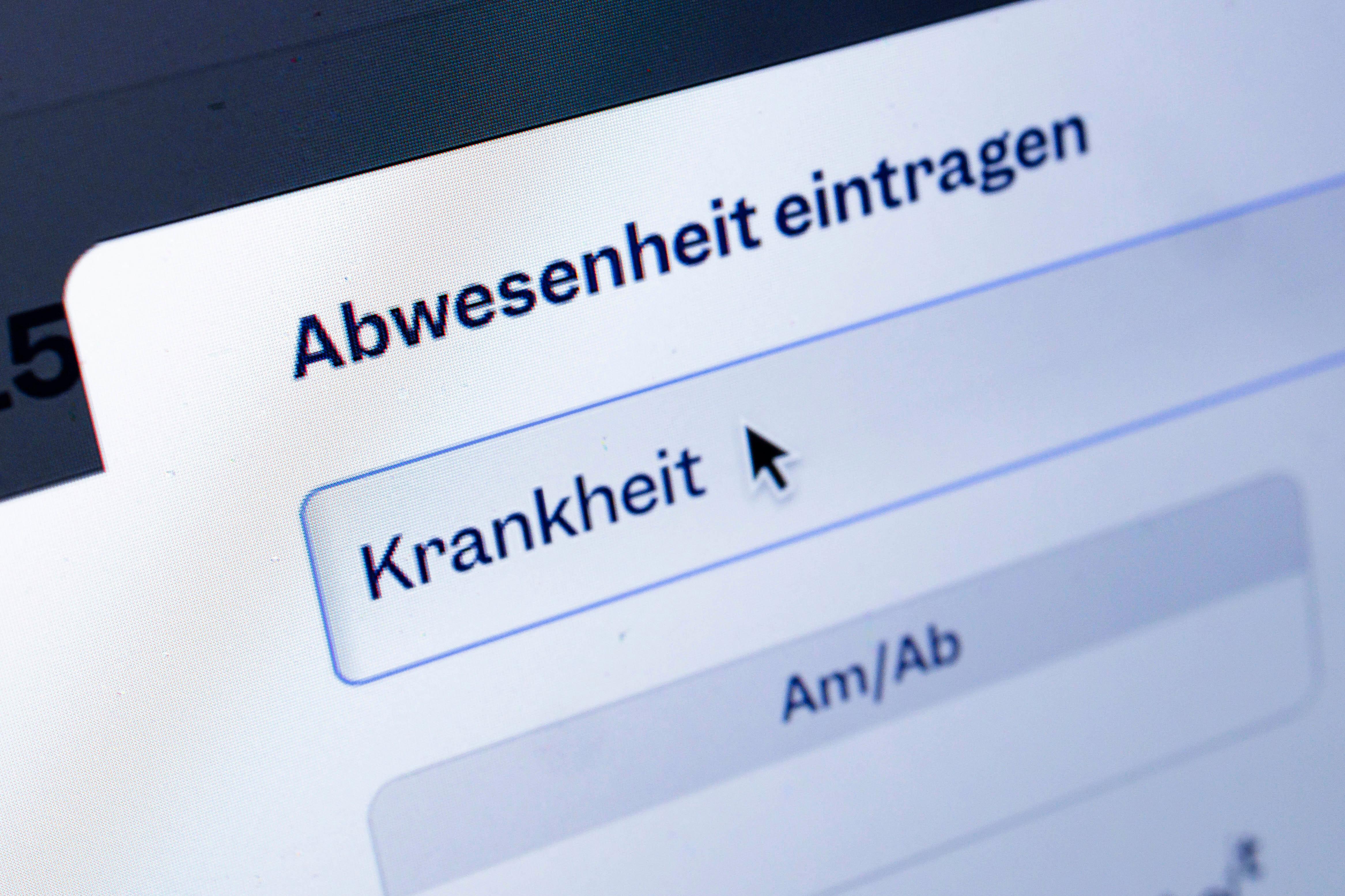 Symbolfoto zum Thema Krankschreibung. Das Wort Krankheit ist in einem digitalen Zeiterfassungsprogramm zu sehen.