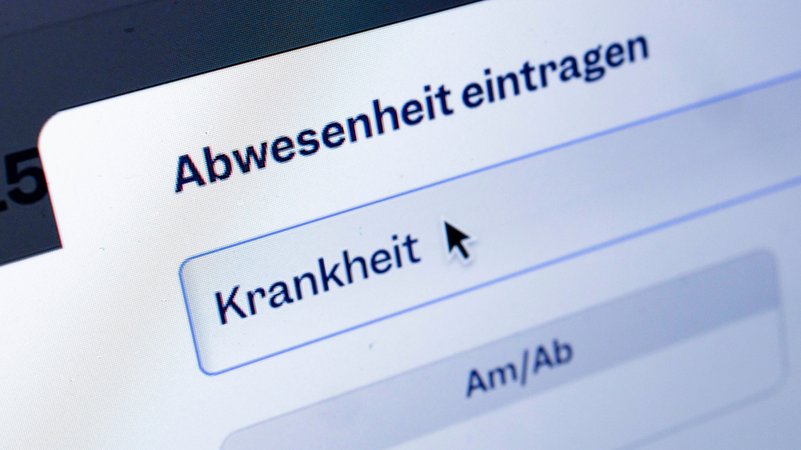 Symbolfoto zum Thema Krankschreibung. Das Wort Krankheit ist in einem digitalen Zeiterfassungsprogramm zu sehen. | Bild: picture alliance / photothek.de | Thomas Trutschel Symbolfoto zum Thema Krankschreibung. Das Wort Krankheit ist in einem digitalen Zeiterfassungsprogramm zu sehen.