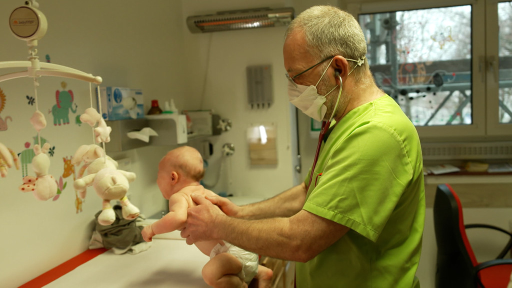 Kinderarzt Stefan Hammann untersucht eine kleine Patientin.