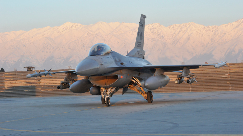 Ein "F-16"-Kampfjet der US-Luftwaffe, aufgenommen am 11.02.14.
