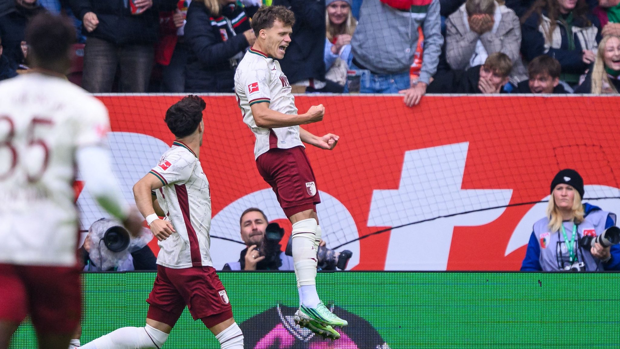 10.10.2026, Bayern, Augsburg: Fußball, Männer: Bundesliga, FC Augsburg - Bayern München, 5. Spieltag, WWK-Arena. Robin Fellhauer (FC Augsburg) jubelt nach seinem Tor zum 1:0. Foto: Tom Weller/dpa - WICHTIGER HINWEIS: Gemäß den Vorgaben der Bundesliga bzw. des DFB Deutscher Fußball-Bund ist es untersagt, in dem Stadion und/oder vom Spiel angefertigte Fotoaufnahmen in Form von Sequenzbildern und/oder videoähnlichen Fotostrecken zu verwerten bzw. verwerten zu lassen. +++ dpa-Bildfunk +++ | Bild: dpa-Bildfunk/Tom Weller 10.10.2026, Bayern, Augsburg: Fußball, Männer: Bundesliga, FC Augsburg - Bayern München, 5. Spieltag, WWK-Arena. Robin Fellhauer (FC Augsburg) jubelt nach seinem Tor zum 1:0. Foto: Tom Weller/dpa - WICHTIGER HINWEIS: Gemäß den Vorgaben der Bundesliga bzw. des DFB Deutscher Fußball-Bund ist es untersagt, in dem Stadion und/oder vom Spiel angefertigte Fotoaufnahmen in Form von Sequenzbildern und/oder videoähnlichen Fotostrecken zu verwerten bzw. verwerten zu lassen. +++ dpa-Bildfunk +++