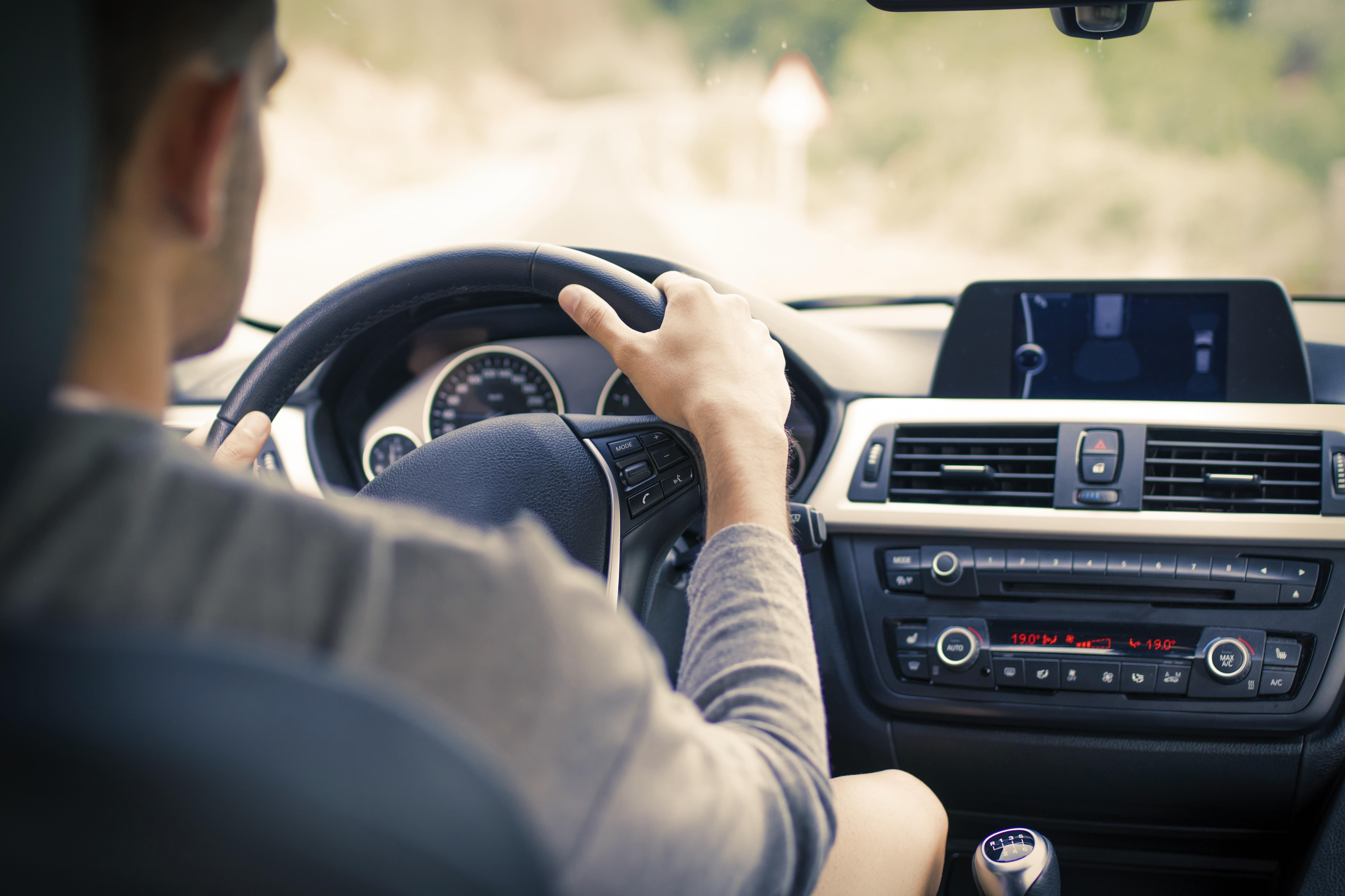 Ein Mann hinter dem Steuer