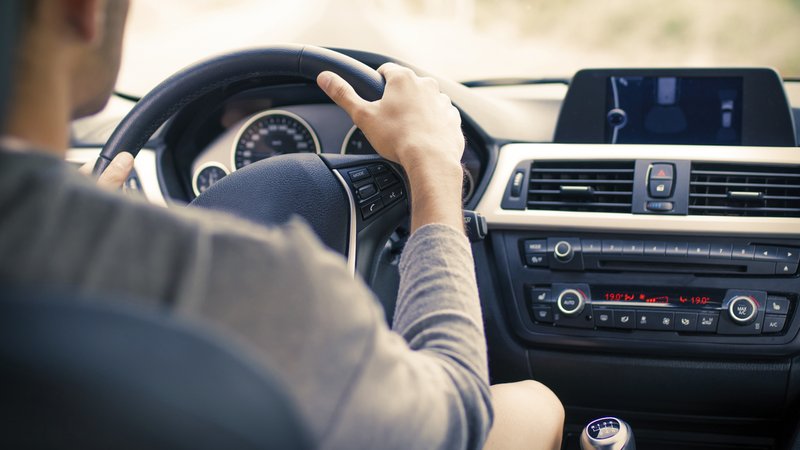 Ein Mann hinter dem Steuer | Bild: stock.adobe.com/carballo Ein Mann hinter dem Steuer