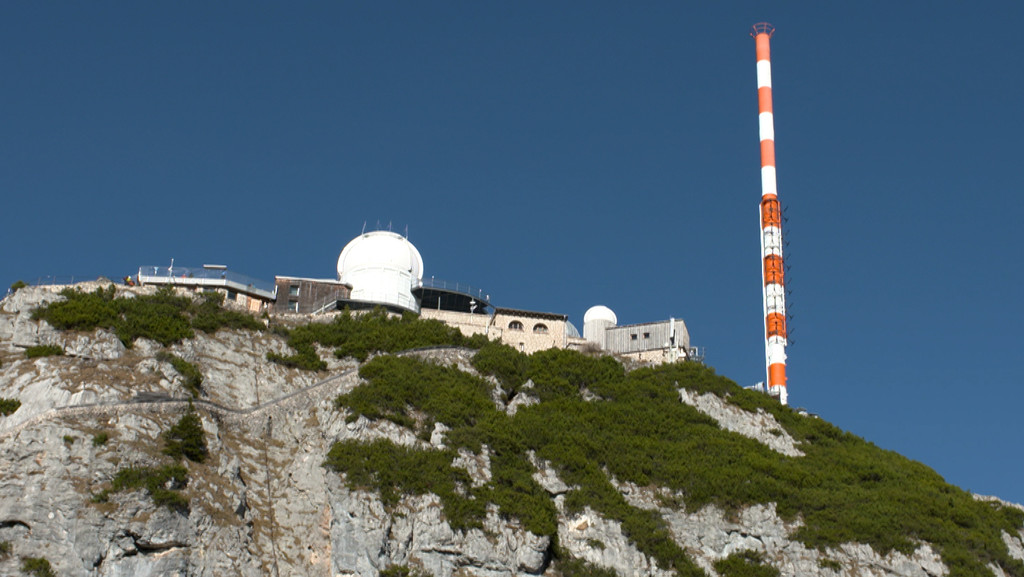 Der Gipfel des Wendelsteins mit Planetarium, Wetterstation und dem Sendemast des BR 