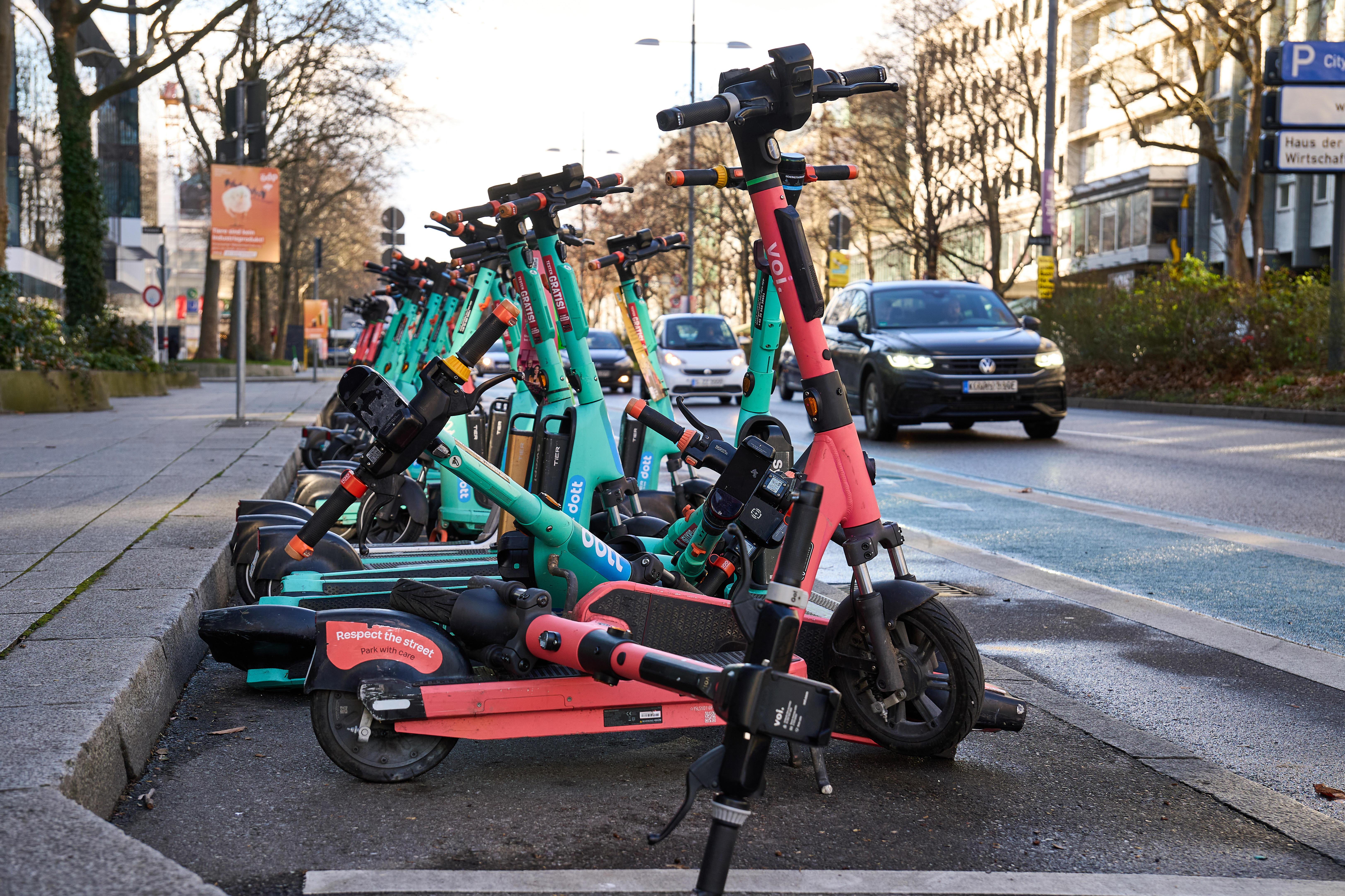 Halter und Fahrer sollen bei E-Scooter-Unfällen stärker haften: Das Bundesjustizministerium hat einen entsprechenden Gesetzentwurf vorgelegt. 