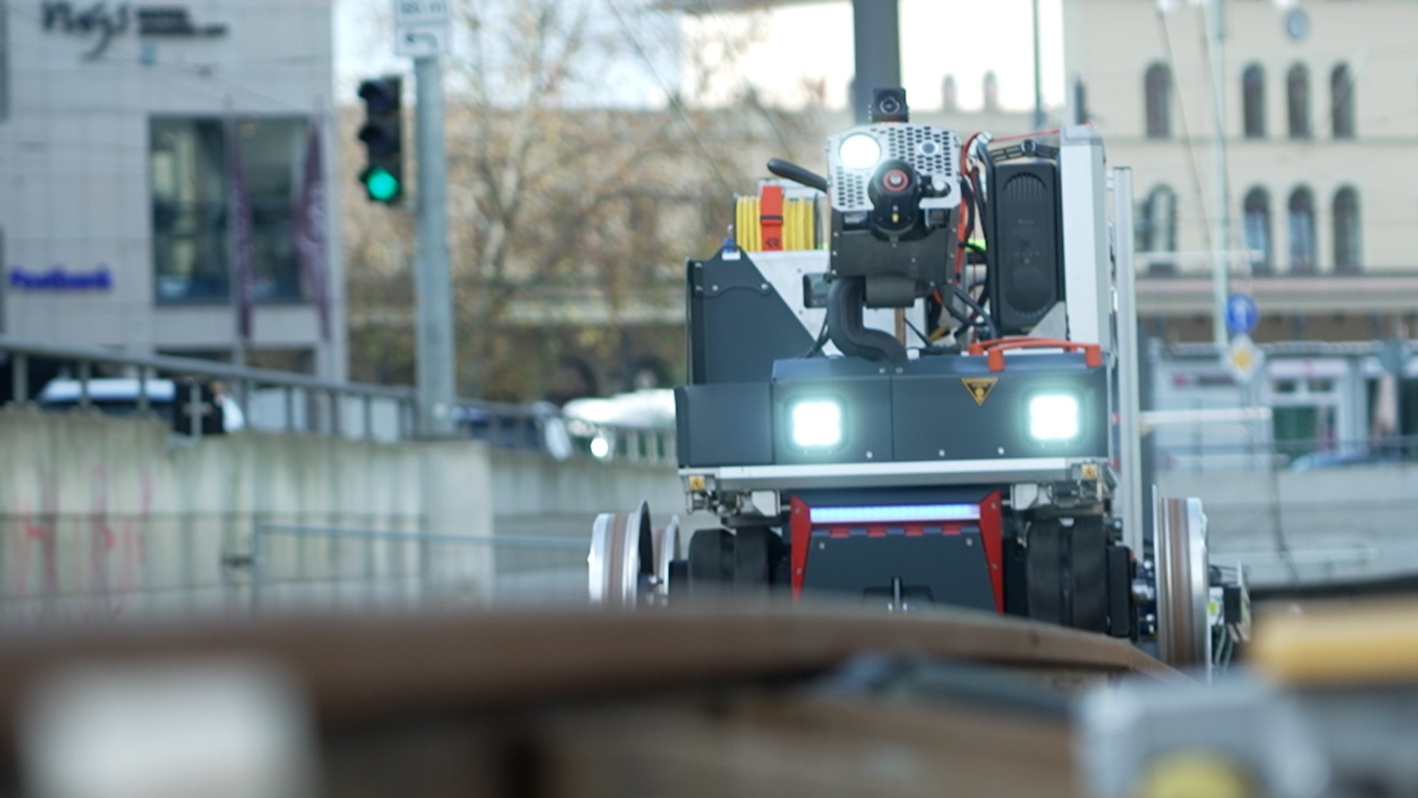 Der neue auf Schienen fahrende Löschroboter in Augsburg mit eingeschalteten Lichtern.