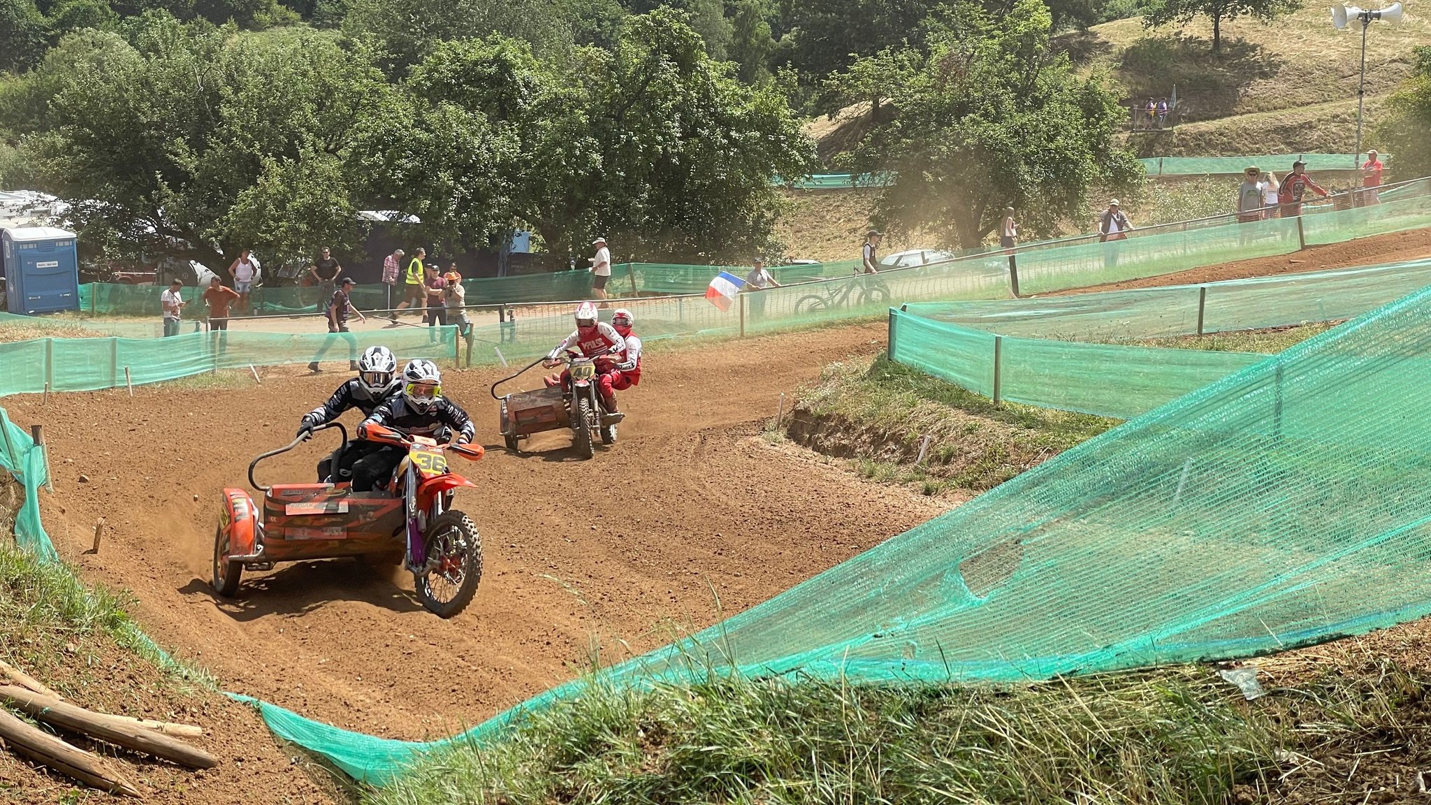 32 Sidecarcross-Teams gingen bei den Weltmeisterschafts-Rennen in Straßbessenbach an den Start.