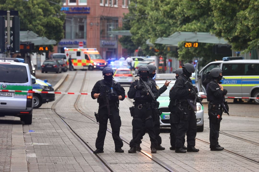 Polizisten sperren nach einer Messerattacke am Freitag, 25.6. den Tatort ab.