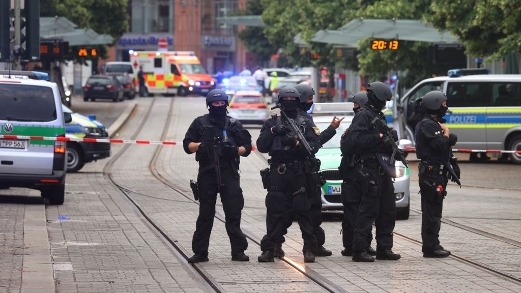 Polizisten sperren nach einer Messerattacke am Freitag, 25.6. den Tatort ab.