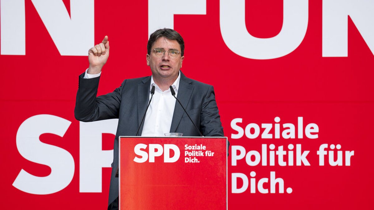 23.09.2023, Bayern, Nürnberg: Florian von Brunn (SPD), Vorsitzender der BayernSPD, hält während der SPD-Wahlkampfkundgebung eine Rede. 