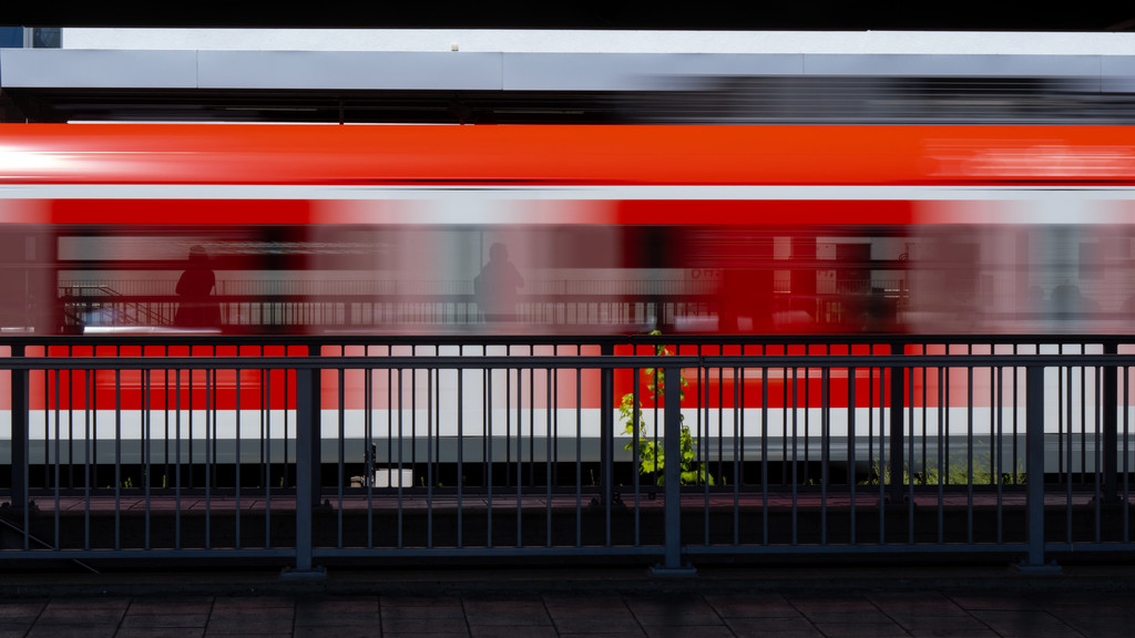 Eine rote S-Bahn verlässt den Münchner Ostbahnhof. 